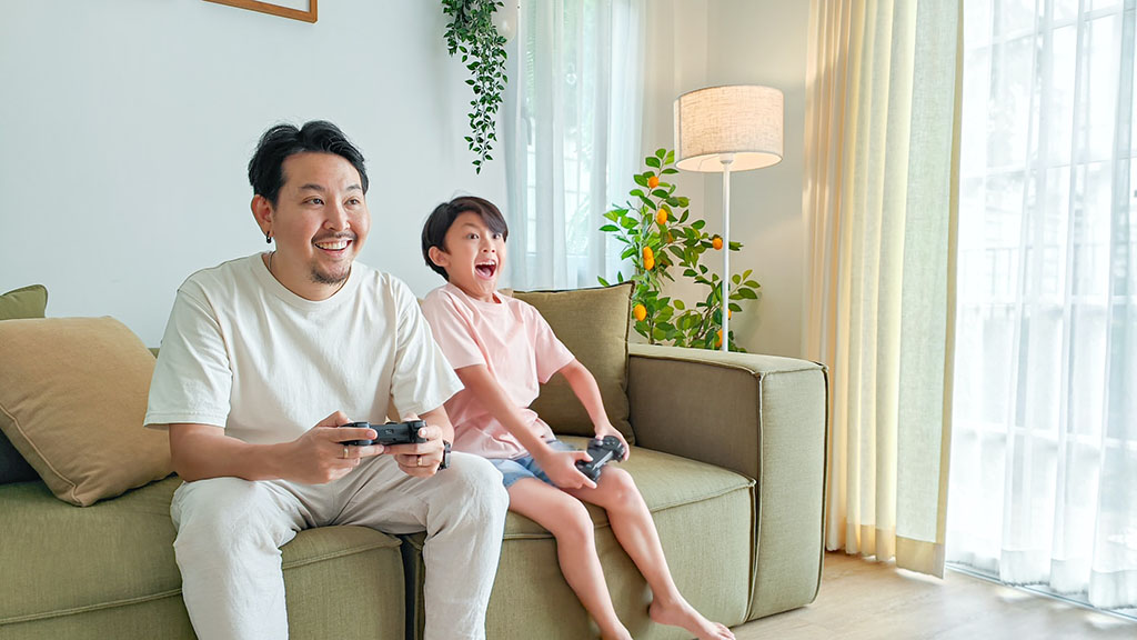 dad and kid playstation